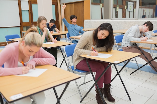 Studenten zitten in de klas