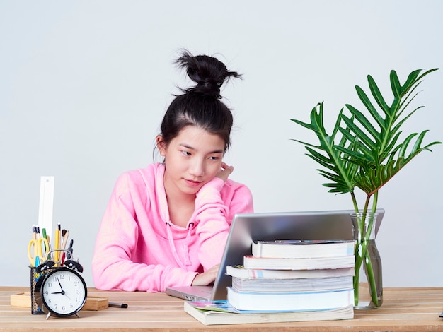 Studentenmeisje die aan laptop werken.