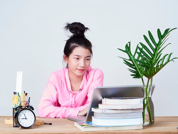 Studentenmeisje die aan laptop werken.