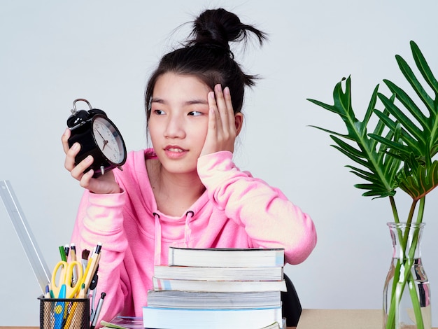 Studentenmeisje die aan laptop werken.