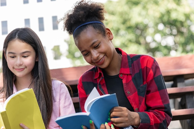 Studentenmeisje leesboek met vriend op schoolpark