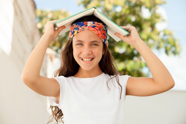 Studentenmeisje met een boek