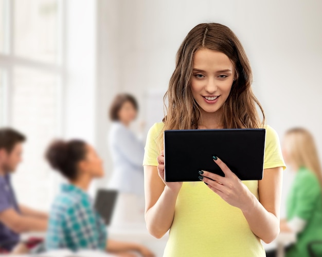 studentenmeisje met een tablet op school