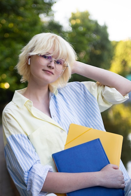 Foto studentenmeisje met mappen buiten verticale fotografie