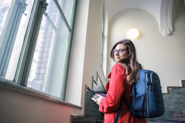 Studentenmeisje met rugzak