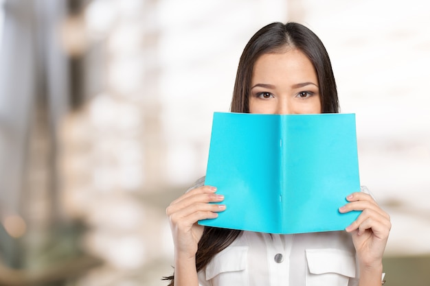 Studentenmeisje verstopt zich achter het boek