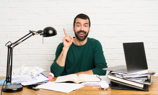 Studentenmens die een idee denken dat de vinger benadrukt