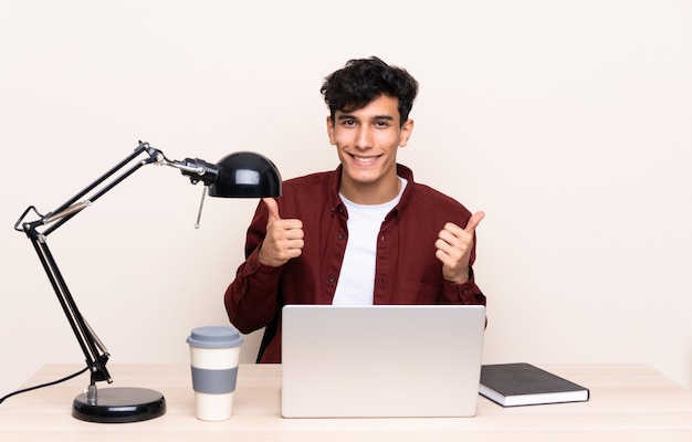 Studentenmens op een werkplaats met laptop