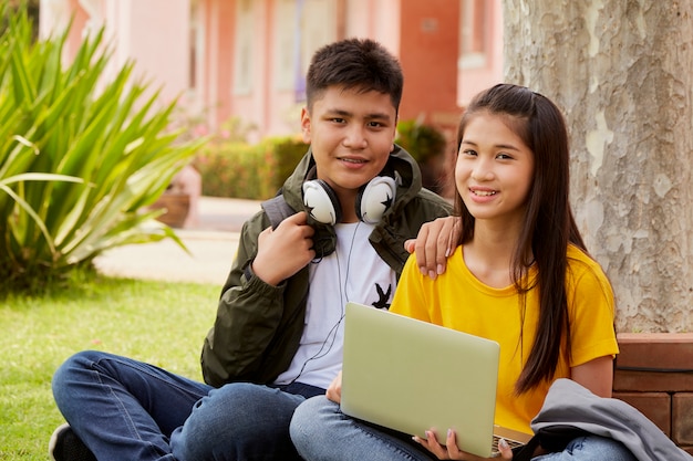 Studentenpaar dat in openlucht leert