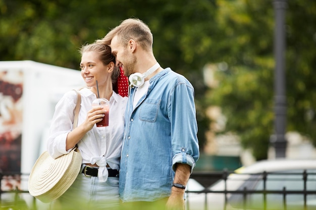 Studentenpaar geniet van zomerwandeling