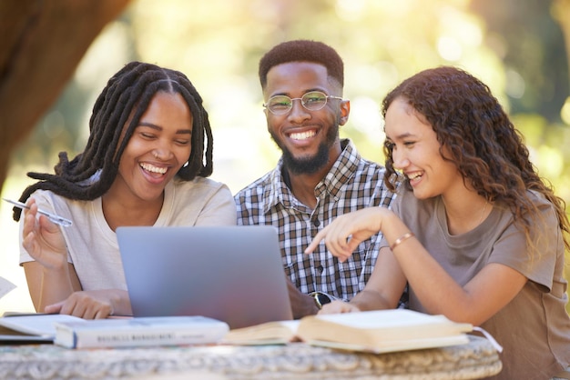 Studentenvrienden en groep met laptop lachen om grappige meme Onderwijsbeurs komisch portret en gelukkige mensen zwarte man en vrouw met computer lachen om graphumor of gekke komedie in het park