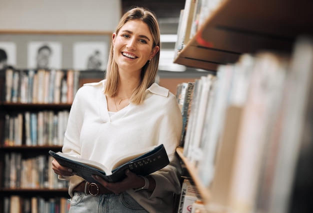 Studentlezing of boeken in bibliotheek op schooluniversiteit of hogeschoolcampus voor onderwijs, studie, onderzoek of leren Portretglimlach of gelukkige vrouw leerboek of boekenplankinformatie voor huiswerk