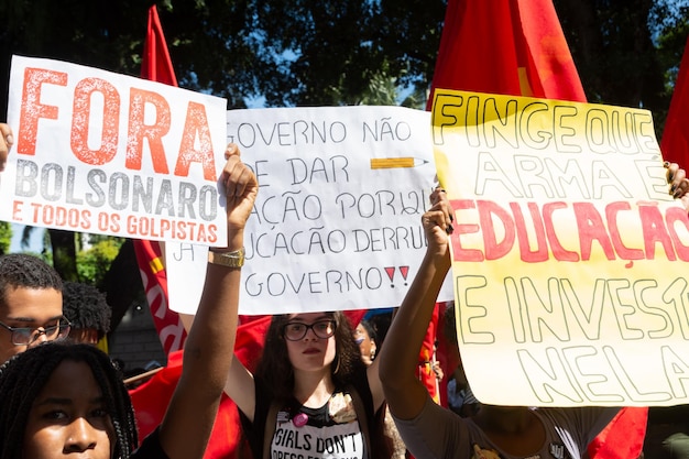 Foto studenti protestano contro i tagli finanziari all'istruzione brasiliana da parte del presidente jair bolsonaro