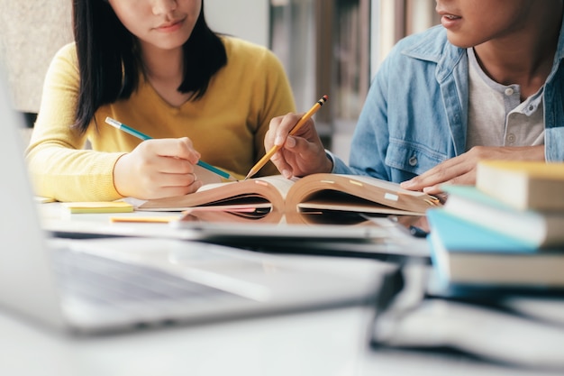 写真 学生キャンパスは、友だちの追いつきや学習に役立ちます。