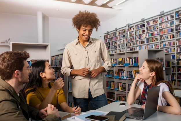 Gli studenti svolgono ricerche in biblioteca