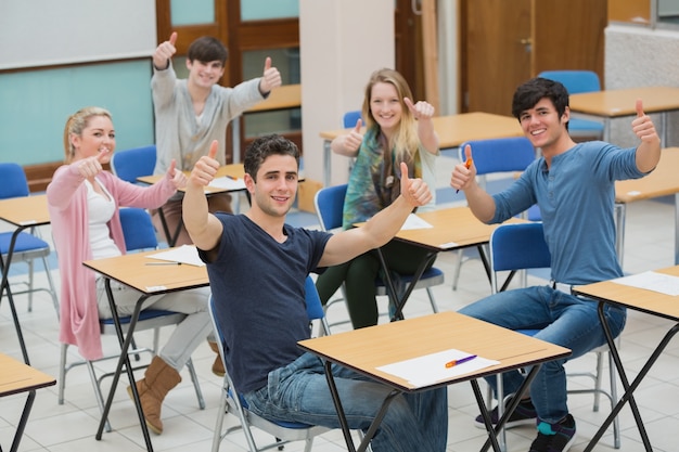 親指を上げる教室の学生