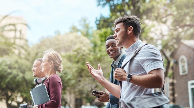 学生は創造的なチームと屋外での会話をしながら、アイデアやイノベーションについて歩きながら話している 同僚とのビジネスミーティングのために街を旅しながら私たちのビジョンを説明している