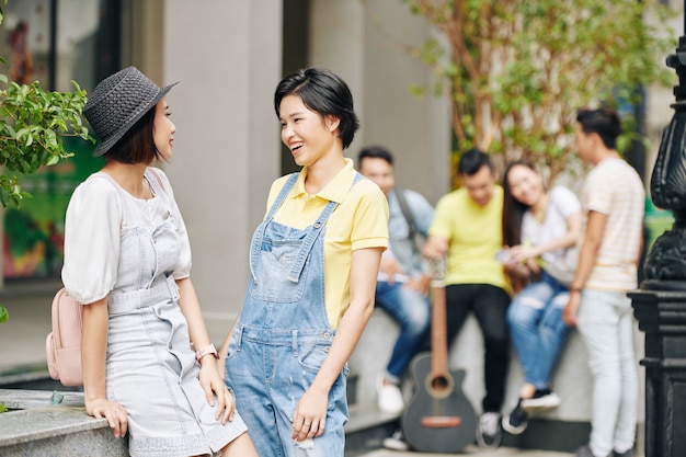 写真 ニュースやゴシップについて話し合う学生