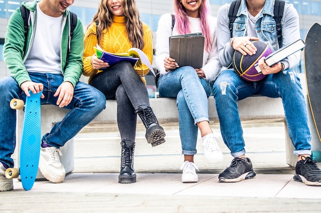 Studenti che svolgono un progetto di gruppo seduti nel campus universitario