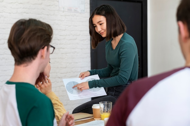 Foto studenti durante lo studio di gruppo che ricercano insieme