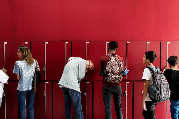 Foto studenti amici nella stanza degli armadietti