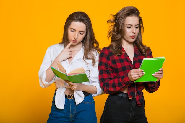 Studentesse ragazze felice giovane donna studente al college