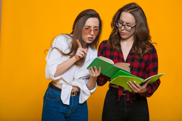 Studentesse ragazze felice giovane donna studente al college