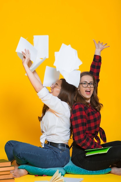 Photo students girls happy young woman students on yellow student at the college