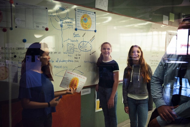 Photo students giving a presentation in a classroom