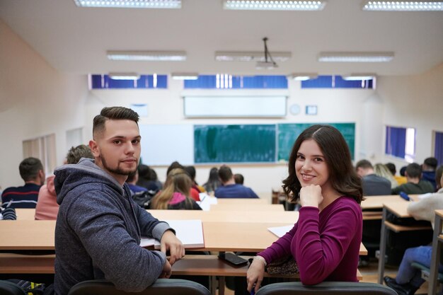 Foto studenti in gruppo nell'anfiteatro