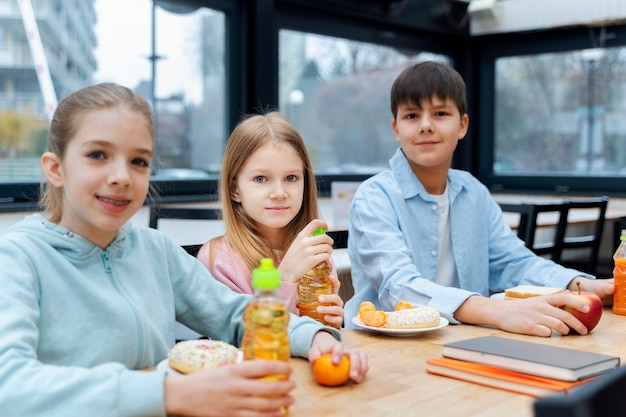 食堂で昼食をとっている学生