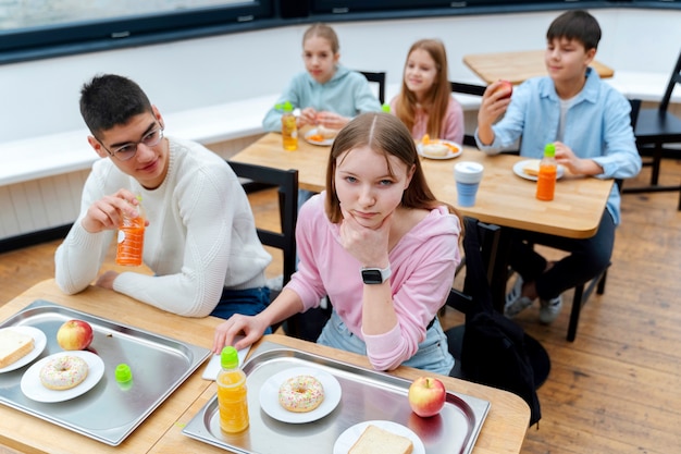 食堂で昼食をとっている学生