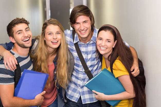 Studenti in possesso di cartelle al corridoio del college