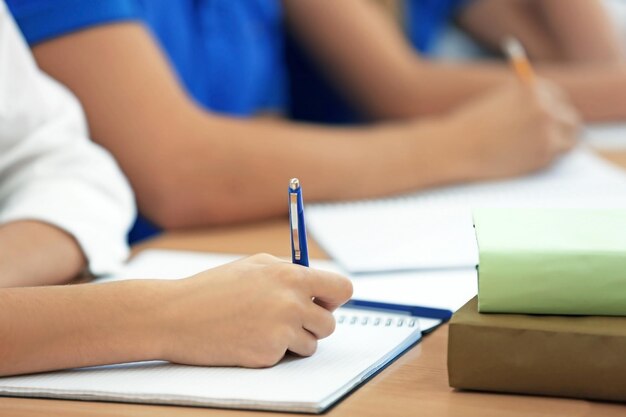 Foto studenti che imparano al primo piano della tavola