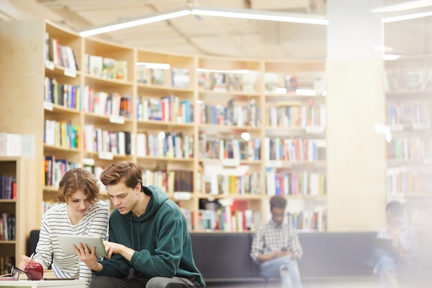 近代的な図書館エリアの学生