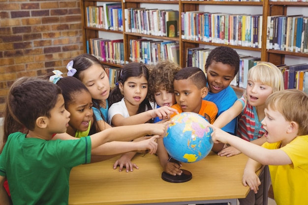 Studenti che punta a un globo