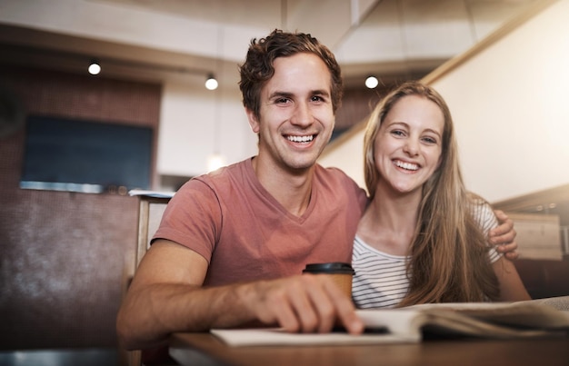学生とカップルの肖像画会話学術的なパートナーシップそして愛と一緒にテストレビューまたはレビューのための男女の子とコーヒーショップコミットメントと学習知識