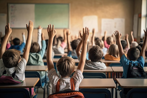 초등학교에서 수업 중에 손을 들고 있는 학생들