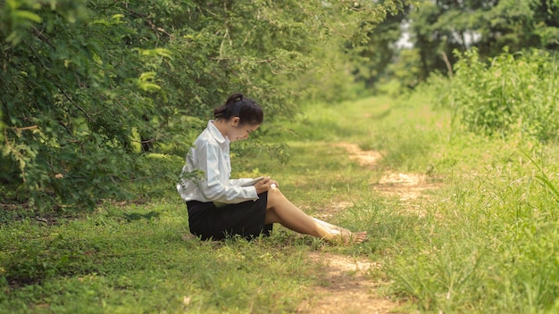 학생들은 강의에서 책을 읽습니다.