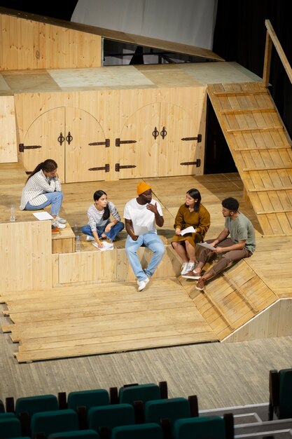 Foto studenti che si preparano per la lezione di teatro