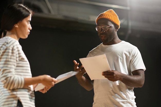 Foto studenti che si preparano per la lezione di teatro