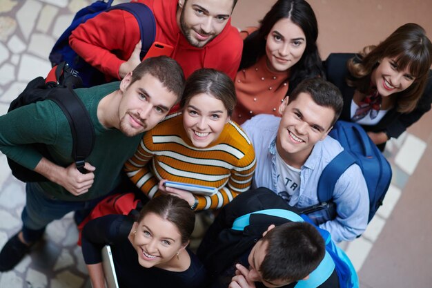 Foto studenti a scuola insieme in problema