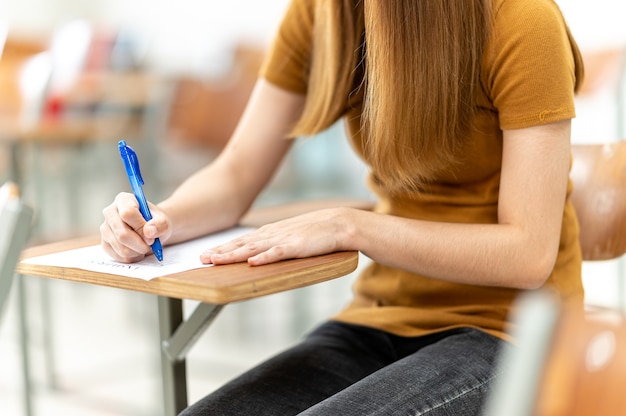 学生は大学の教室に座っています