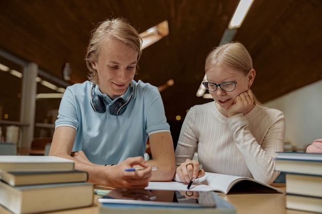 写真 学生は図書館に座って、試験の準備中にメモを取ります