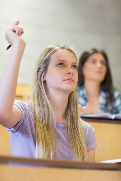 Foto studenti seduti uno accanto all'altro durante l'apprendimento in università