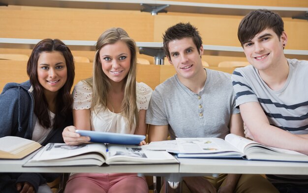 Foto studenti seduti in aula