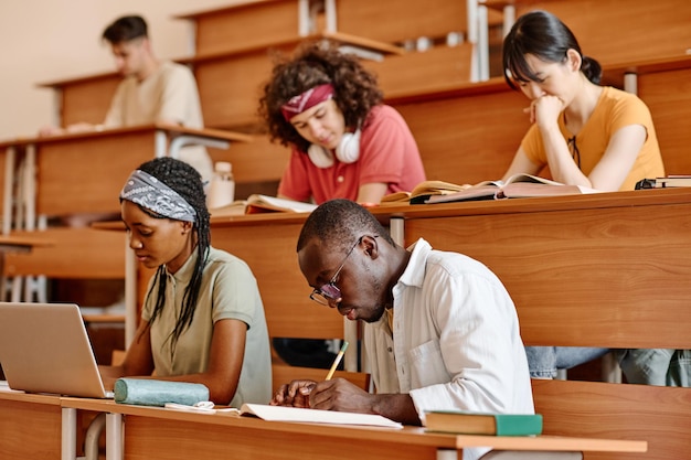 大学で講義に座っている学生