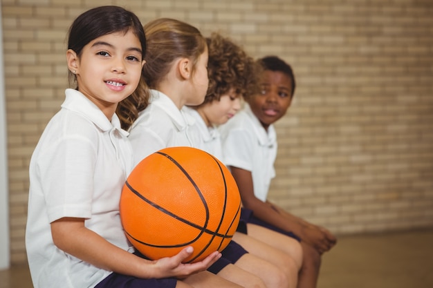 写真 スポーツベンチに座っている学生