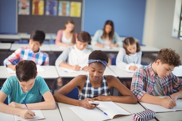 Photo students studying in classroom