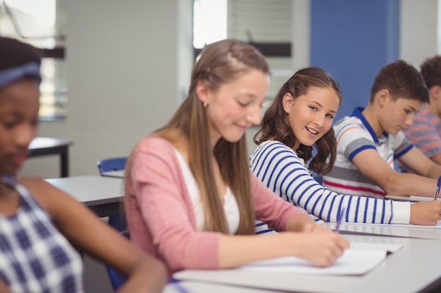 教室で勉強している学生